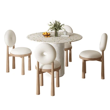 Комбинация обеденного стола и стула на каменной плите - это современный, продвинутый смысл круглого стола для домашнего использования.